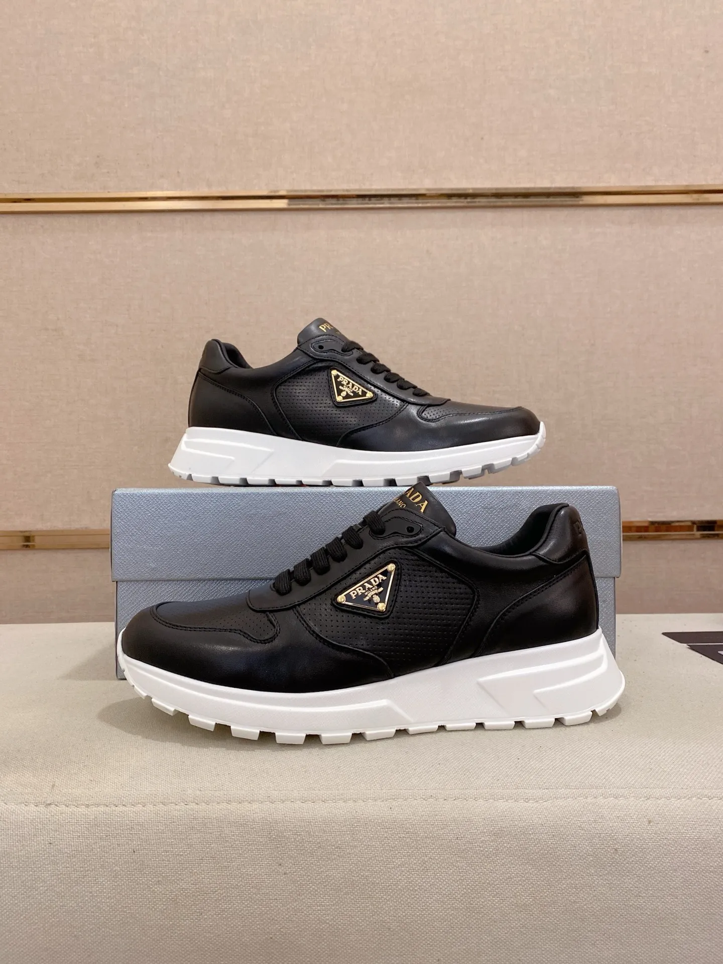 Men's shoes 💰 580💰 ✔️✔️✔️High-quality new PRADA counters are launched at the same time. The new men's shoes and 😘fabrics are selected from imported first-layer cowhide and are made by pure handcrafts. Lining: Full cowhide lining. 👍🏿 High-end ☄️ air-cushion molded anti-slip rubber outsole, exquisite lines, simple and elegant, comfortable and high-end for leisure travel. Code number: 38 to 44 (45 can be customized and cannot be returned or exchanged)